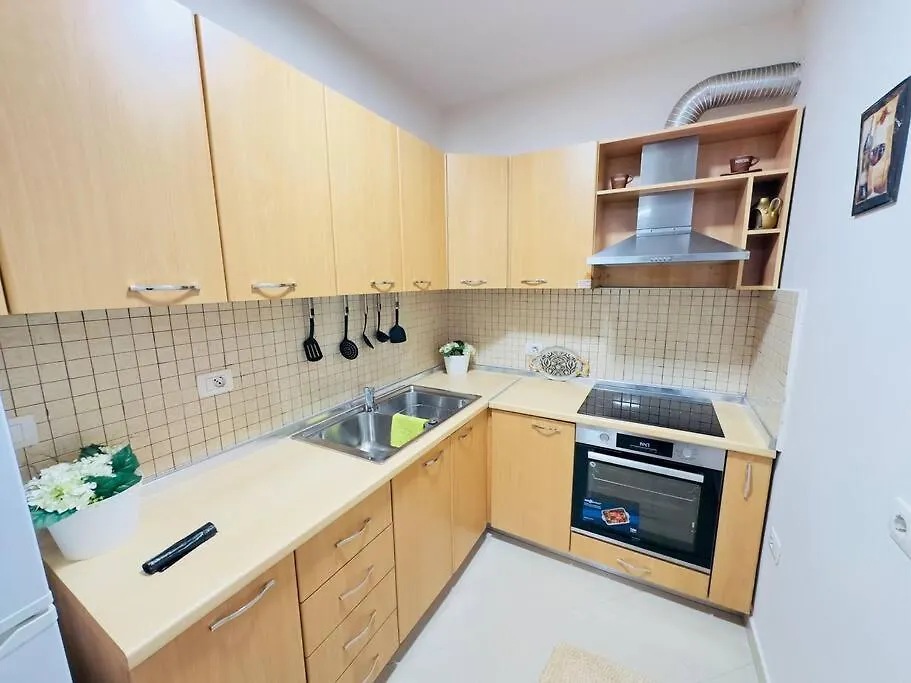 Apt Near Air Albania Stadium Tirana 0*,